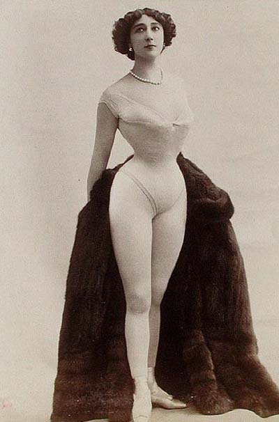 Kinh ngạc với vòng eo siêu nhỏ của phụ nữ xưa - 4