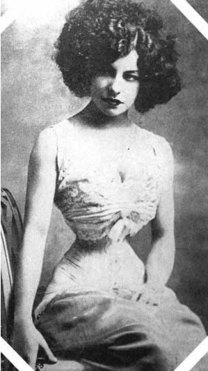 Kinh ngạc với vòng eo siêu nhỏ của phụ nữ xưa - 2