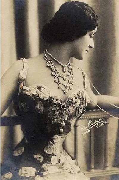 Kinh ngạc với vòng eo siêu nhỏ của phụ nữ xưa - 9