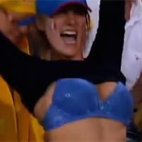 Thể thao - Fan nữ "gây sốc" giữa rừng CĐV đối phương