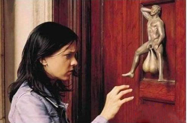 Mở hay không? cô gái này có vẻ e dè trước món đồ độc đáo

