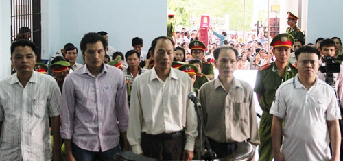 Tạm hoãn phiên toàn xét xử vụ ăn chặn kỳ nam ở Khánh Hòa - 1