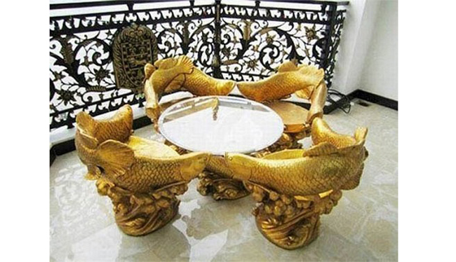 Gọi là căn hộ tiền tỷ bởi nội thất trong nhà với phong cách hoàng gia Châu Âu rất quý phái. Rất nhiều các đồ nội thất có hình dáng lạ và được phủ một lớp màu vàng bên ngoài tạo nên vẻ xa hoa, lộng lẫy.
