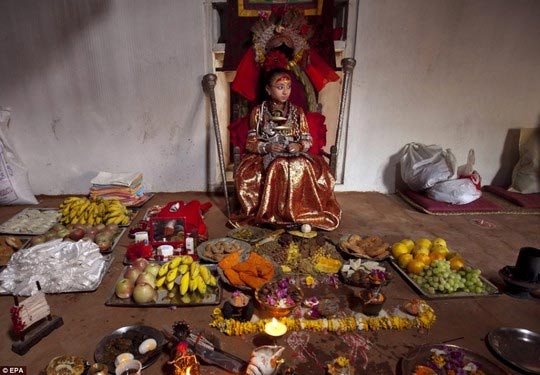 Kỳ lạ tục chọn thánh nữ ở Nepal - 1