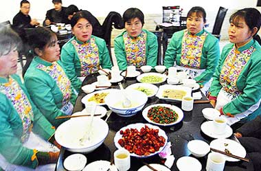 Sự thật về "vú em cho người lớn" ở Trung Quốc - 3