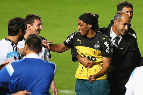 Ronaldinho “nhái” quỳ trước Messi - 1
