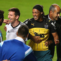 Bóng đá - Ronaldinho “nhái” quỳ trước Messi