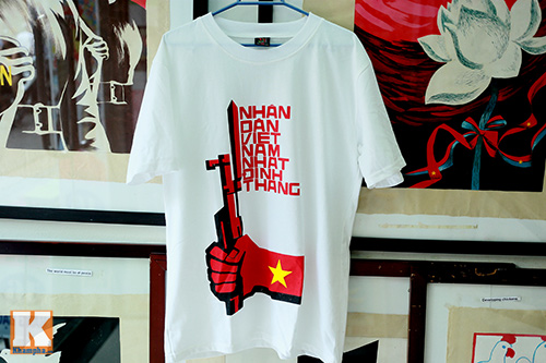 Đinh Mạnh Ninh thích thú áo phông "yêu nước" - 7