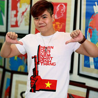 Thời trang công sở - Đinh Mạnh Ninh thích thú áo phông "yêu nước"