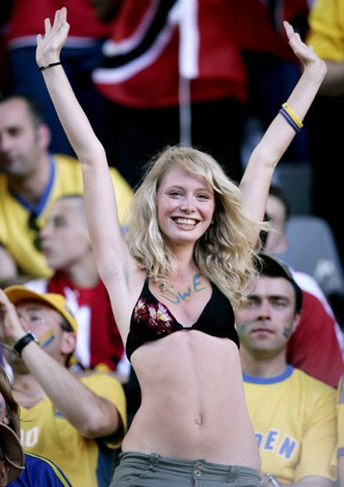 Nóng bỏng như các nữ cổ động viên bóng đá - 17