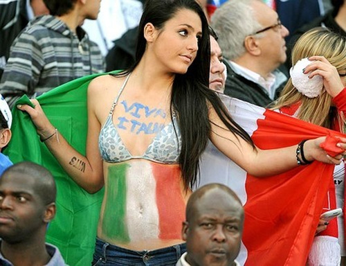 Nóng bỏng như các nữ cổ động viên bóng đá - 15