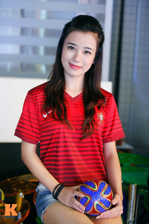 Rạng ngời như thiếu nữ Việt mê bóng đá - 1
