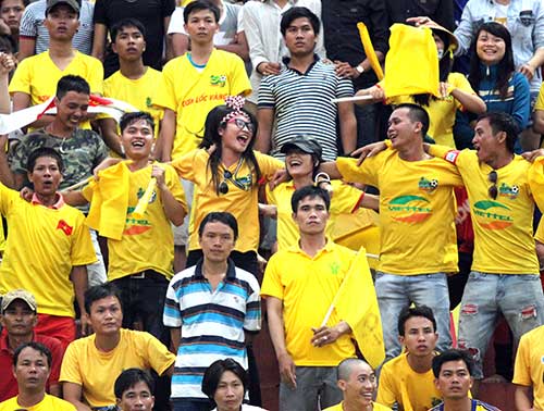 CĐV xứ Thanh: "Làm nóng" V-League giữa mùa World Cup - 1