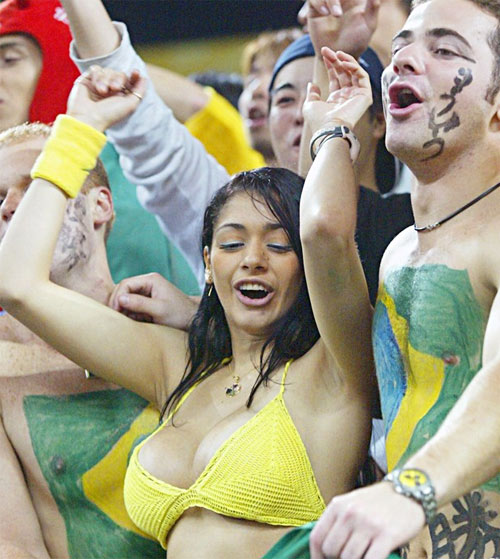 Nóng bỏng như các nữ cổ động viên bóng đá - 6