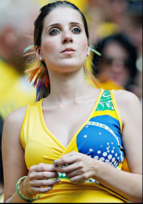 Nóng bỏng như các nữ cổ động viên bóng đá - 8