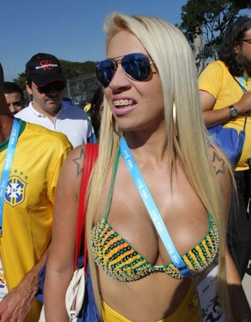 Nóng bỏng như các nữ cổ động viên bóng đá - 4