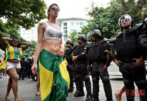 Nóng bỏng như các nữ cổ động viên bóng đá - 5