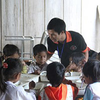 Bạn trẻ - Cuộc sống - 9x bỏ đại học đi gom ve chai vì người nghèo