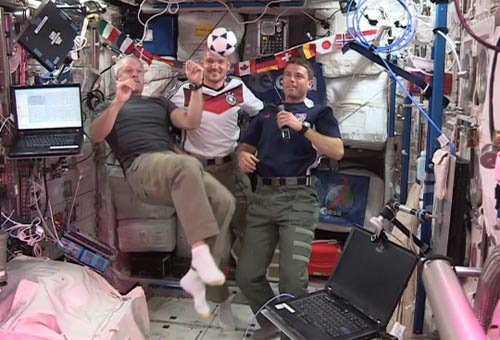 Đá bóng trên trạm vũ trụ để cổ động World Cup - 1