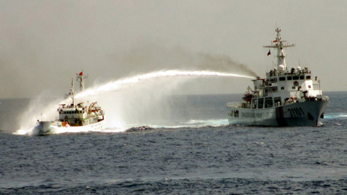 Tàu Trung Quốc chặn đường di chuyển của tàu Việt Nam - 1