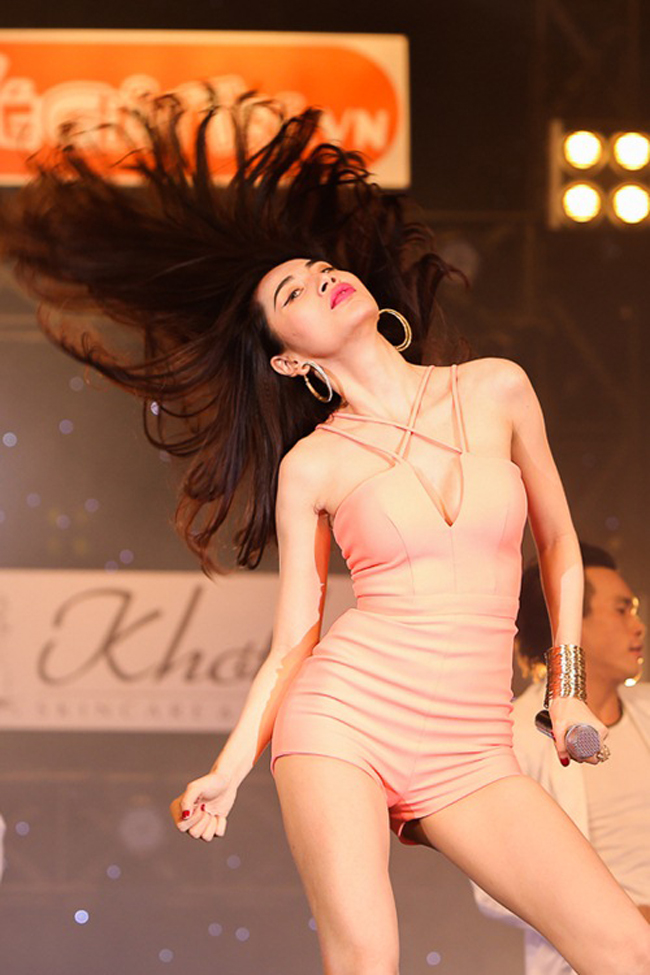 "Đối thủ" của Hồ Ngọc Hà trong những năm qua không ai khác là Thủy Tiên. Bà xã của cầu thủ Công Vinh luôn bốc lửa mỗi lần trình diễn trên sân khấu.
