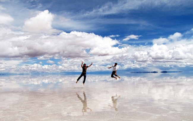 Salar de Uyuni tại Bolivia là nơi lý tưởng để chiêm ngưỡng&nbsp;sự khổng lồ và màu sắc tuyệt đẹp của những cánh đồng muối. Salar de Uyuni hiện là cánh đồng muối lớn nhất thế giới, nơi lưu trữ nhiều chất li-ti nhất, nơi tốt nhất trên thế giới để đo kích thước vệ tinh nhân tạo.&nbsp;
