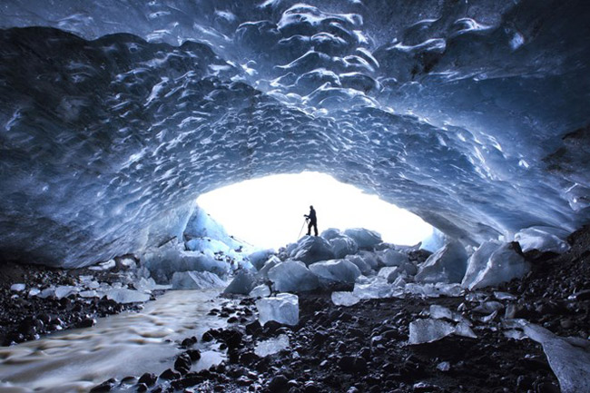 Hang "Tinh thể" nằm trong sông băng Vatnajökull Glacier lớn nhất châu Âu tại Iceland. Nó khá nguy hiểm vì các sông băng liên tục bị thay đổi và rạn vỡ.&nbsp;
