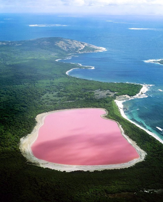 Hồ Hillier, Australia&nbsp;thu hút khách du lịch bởi sắc hồng hiếm có.&nbsp;Hồ Hillier là một hồ nước màu hồng nằm trên đảo Middle, là hòn đảo lớn nhất trong số các hòn đảo trên quần đảo Recherche, Tây Australia.&nbsp;
