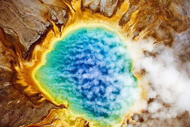 Hồ nước Grand Prismatic thuộc công viên quốc gia Yellowstone, Mỹ &nbsp;là hồ nước nóng lớn nhất tại Mỹ và thứ 3 thế giới. Không chỉ được mệnh danh là “Lăng kính vĩ đại”, màu sắc nước trong hồ đa dạng bao gồm xanh dương, xanh lá cây, vàng, cam, vàng, đỏ và nâu, Grand Prismatic gợi nhớ hình ảnh cầu vồng lung linh, rực rỡ.
