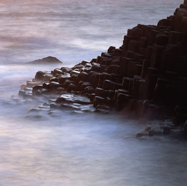 Tọa lạc tại vùng County Antrim, cách thị trấn Bushmills khoảng 4.8 km ở Bắc Ireland. Giant's Causeway là một khu vực núi đá có cấu trúc hình tổ ong, gồm khoảng 40.000 cột đá bazan hình sáu cạnh nằm liên kết chặt chẽ với nhau.&nbsp;
