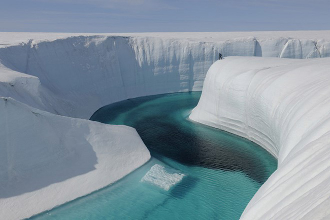 Hẻm băng Ice Canyon thuộc đảo Greenland có độ sâu khoảng 45m. Nơi đây trở thành một trong những địa điểm đẹp ngoài sức tưởng tượng của con người nhờ dòng nước nóng trong xanh chảy xuyên suốt giữa những tảng băng tuyết trắng xoá.
