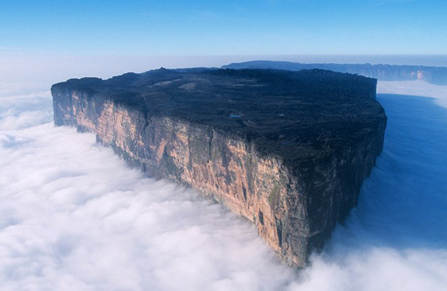 Núi Roraima, Venezuel có&nbsp;chiều cao 2.772 m. Roraima là ngọn núi đỉnh bằng cao nhất và nổi tiếng nhất Venezuela.&nbsp;
