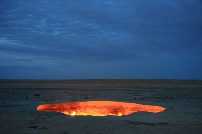 Cổng địa ngục&nbsp;giữa sa mạc Karakum của Turkmenistan là một cái hố khổng lồ luôn cháy hừng hực suốt hơn 40 năm qua, và vẫn chưa có dấu hiệu sẽ sớm lụi tàn. Người dân địa phương gọi nó là "cổng địa ngục".&nbsp;
