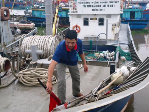 Ngư dân muốn cùng tàu sắt vươn khơi bám biển - 3