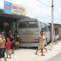 Tin tức trong ngày - Xe khách lao vào nhà dân, 3 người nhập viện