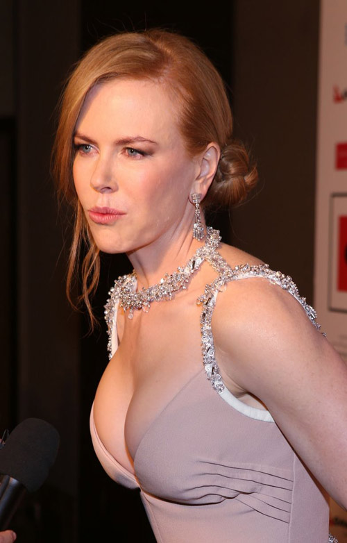 “Thiên Nga Úc” Nicole Kidman bất ngờ mặc hở táo bạo - 3