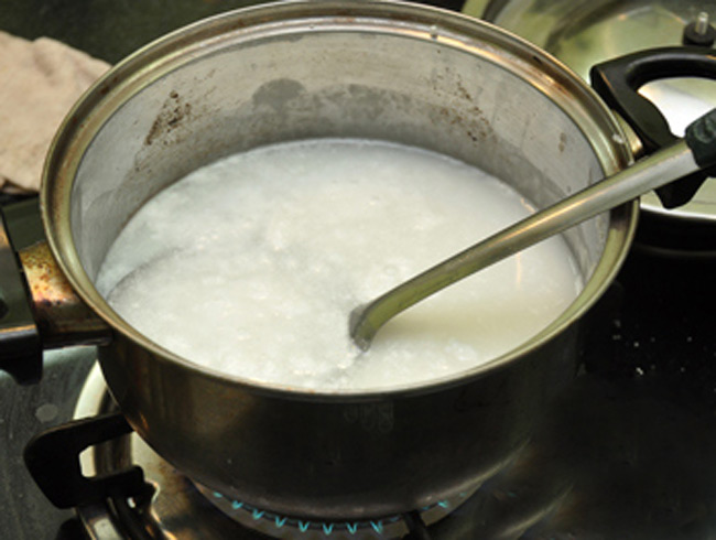 Chế biến nước cốt dừa: 

Dừa nạo lấy phần cùi, xay ra đun với 1 lít nước.
