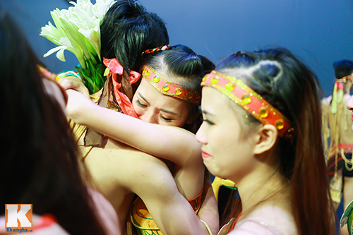 Sinh viên trường múa khóc như mưa ngày chia tay - 17