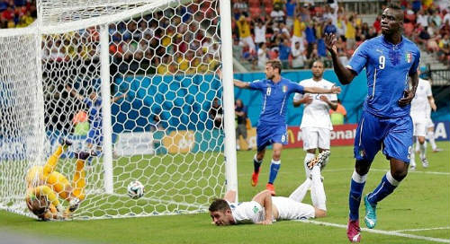 Góc 3D: Xem Balotelli đánh đầu "kết liễu" ĐT Anh - 1
