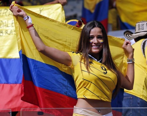 Bóng hồng rực lửa trên khán đài World Cup - 8