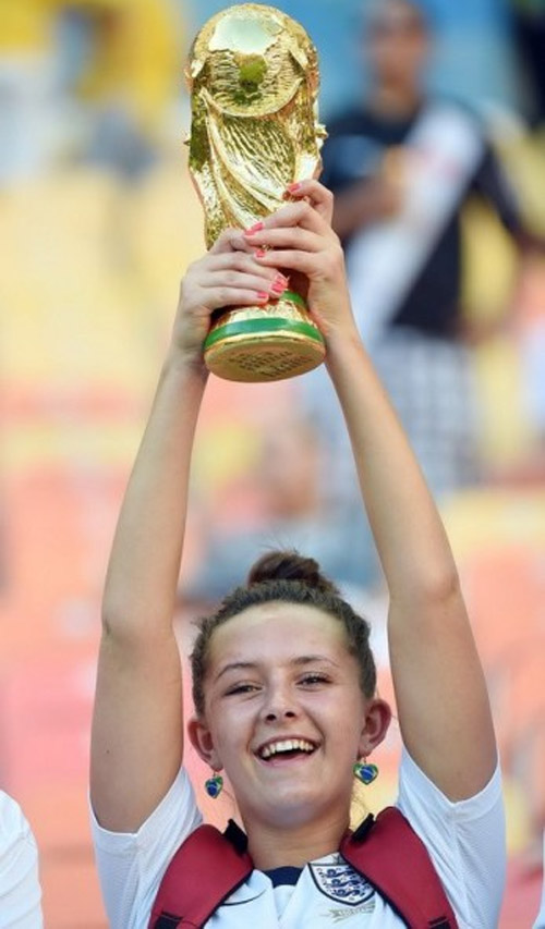 Bóng hồng rực lửa trên khán đài World Cup - 11