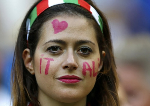 Bóng hồng rực lửa trên khán đài World Cup - 5