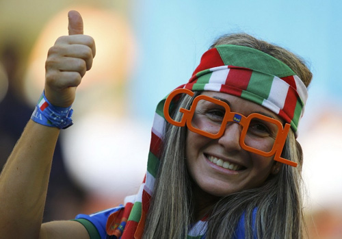 Bóng hồng rực lửa trên khán đài World Cup - 6