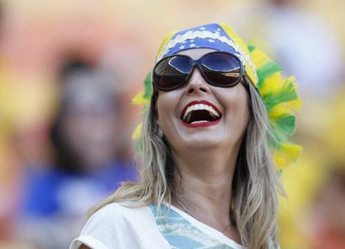 Bóng hồng rực lửa trên khán đài World Cup - 7