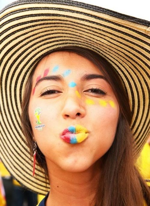 Bóng hồng rực lửa trên khán đài World Cup - 2