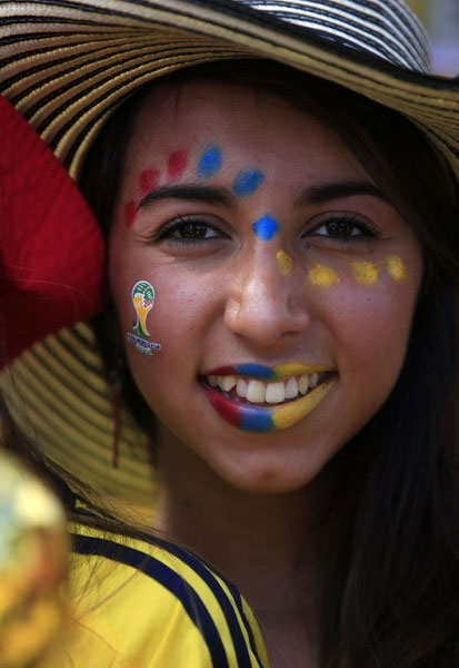 Bóng hồng rực lửa trên khán đài World Cup - 4