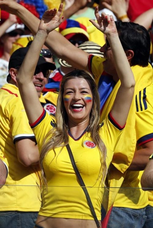 Bóng hồng rực lửa trên khán đài World Cup - 6