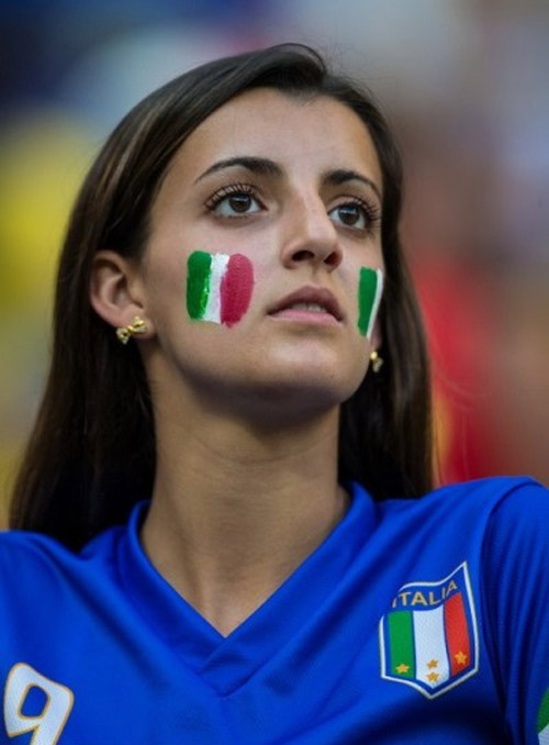 Bóng hồng rực lửa trên khán đài World Cup - 2