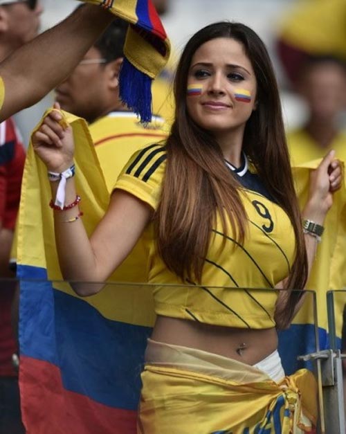 Bóng hồng rực lửa trên khán đài World Cup - 10