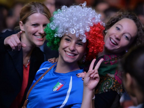 Bóng hồng rực lửa trên khán đài World Cup - 4